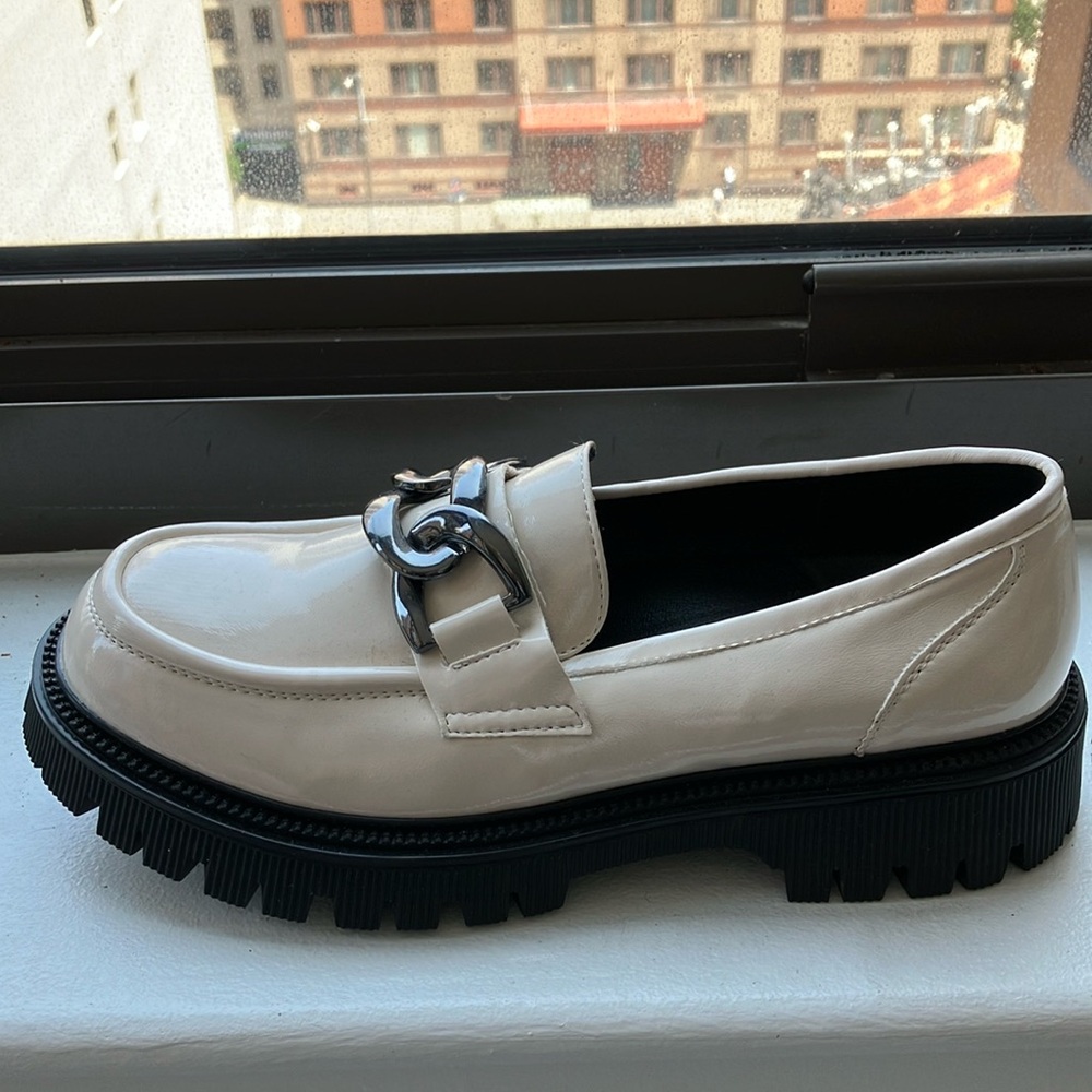 Cream patent Loafers with Chain Detail sz 10 G.C. Shoes
